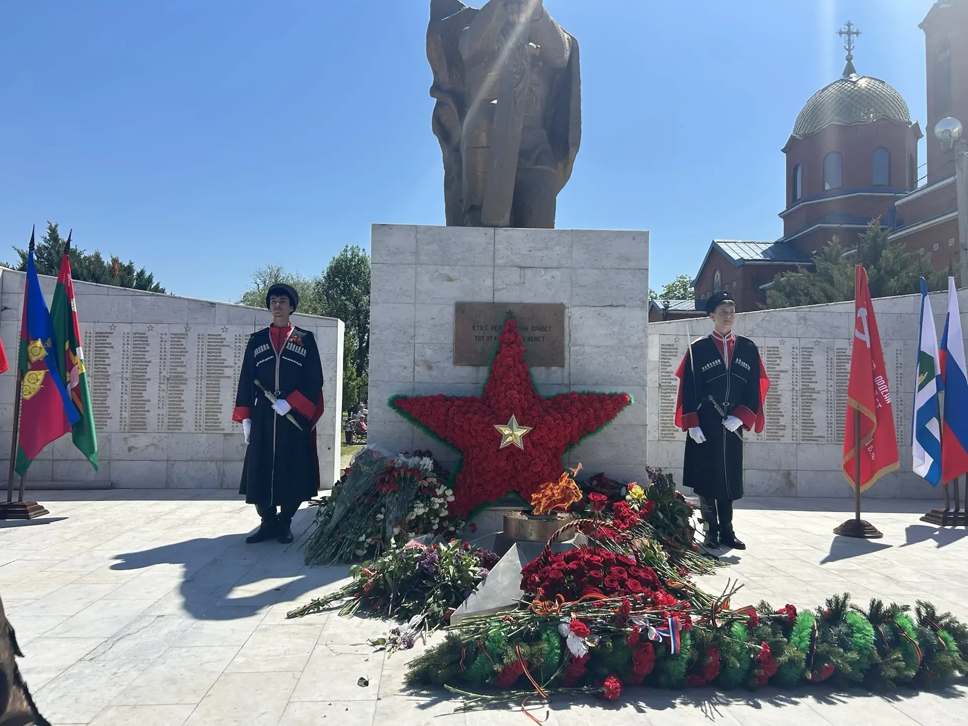 Сегодня ученики и коллектив школы приняли участие в митинге, посвящённом 81 годовщине Победы  в Вели