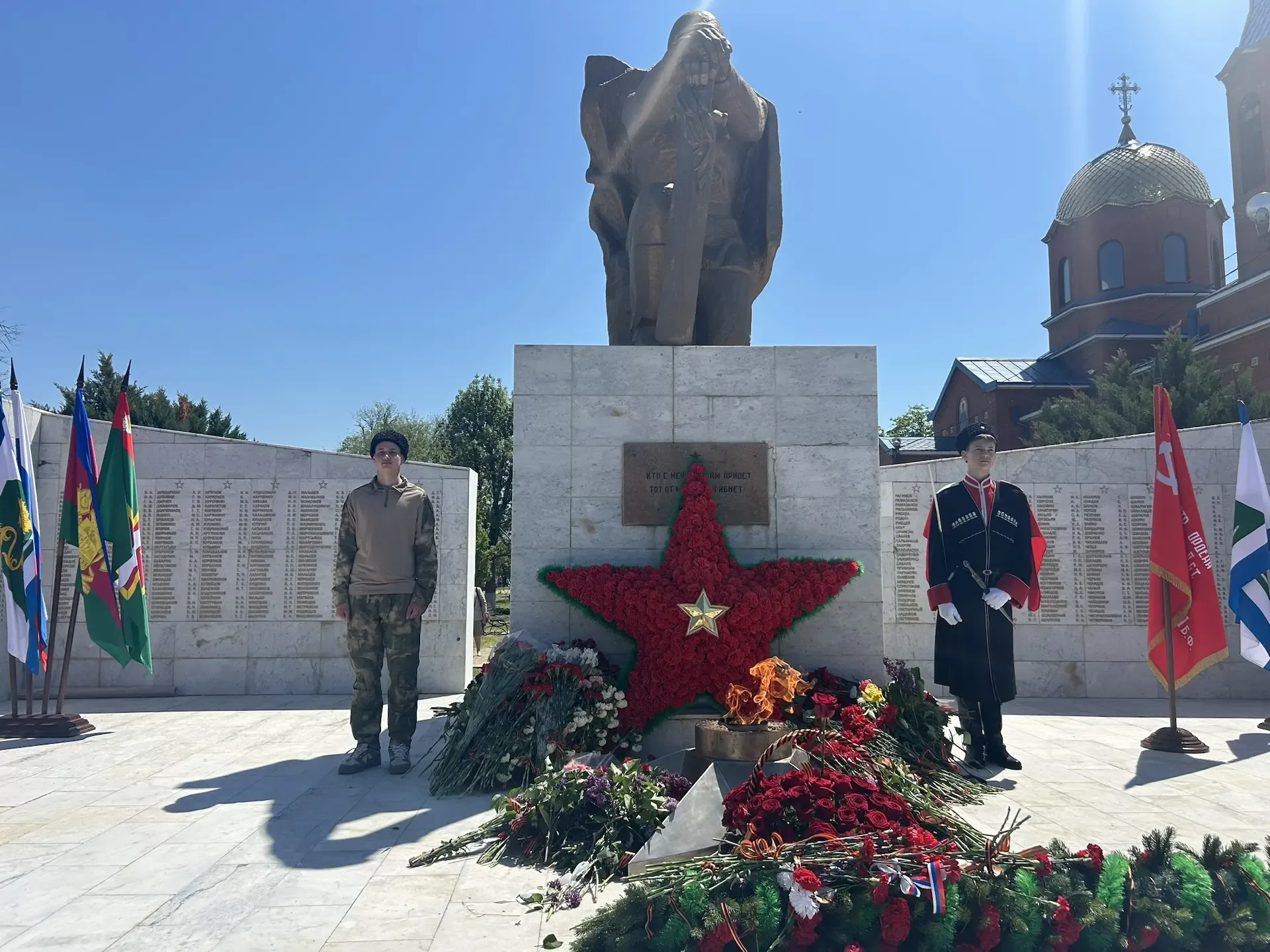 Сегодня ученики и коллектив школы приняли участие в митинге, посвящённом 81 годовщине Победы  в Вели
