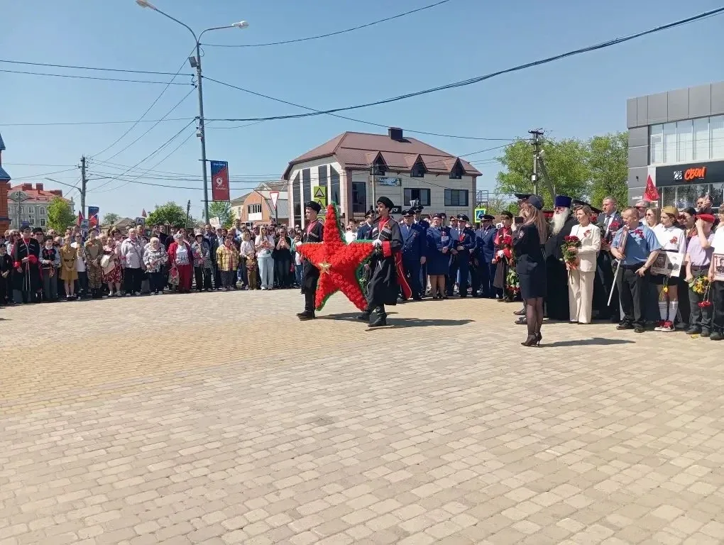 Сегодня ученики и коллектив школы приняли участие в митинге, посвящённом 81 годовщине Победы  в Вели