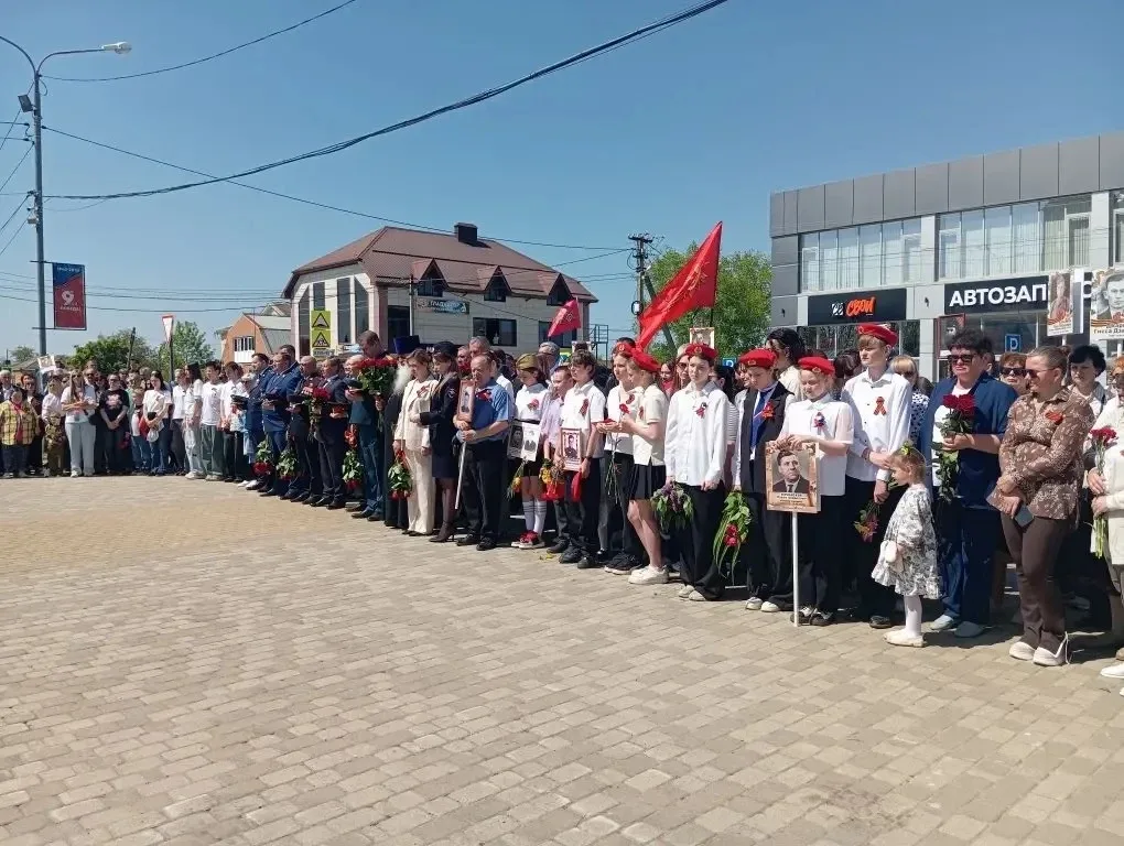 Сегодня ученики и коллектив школы приняли участие в митинге, посвящённом 81 годовщине Победы  в Вели