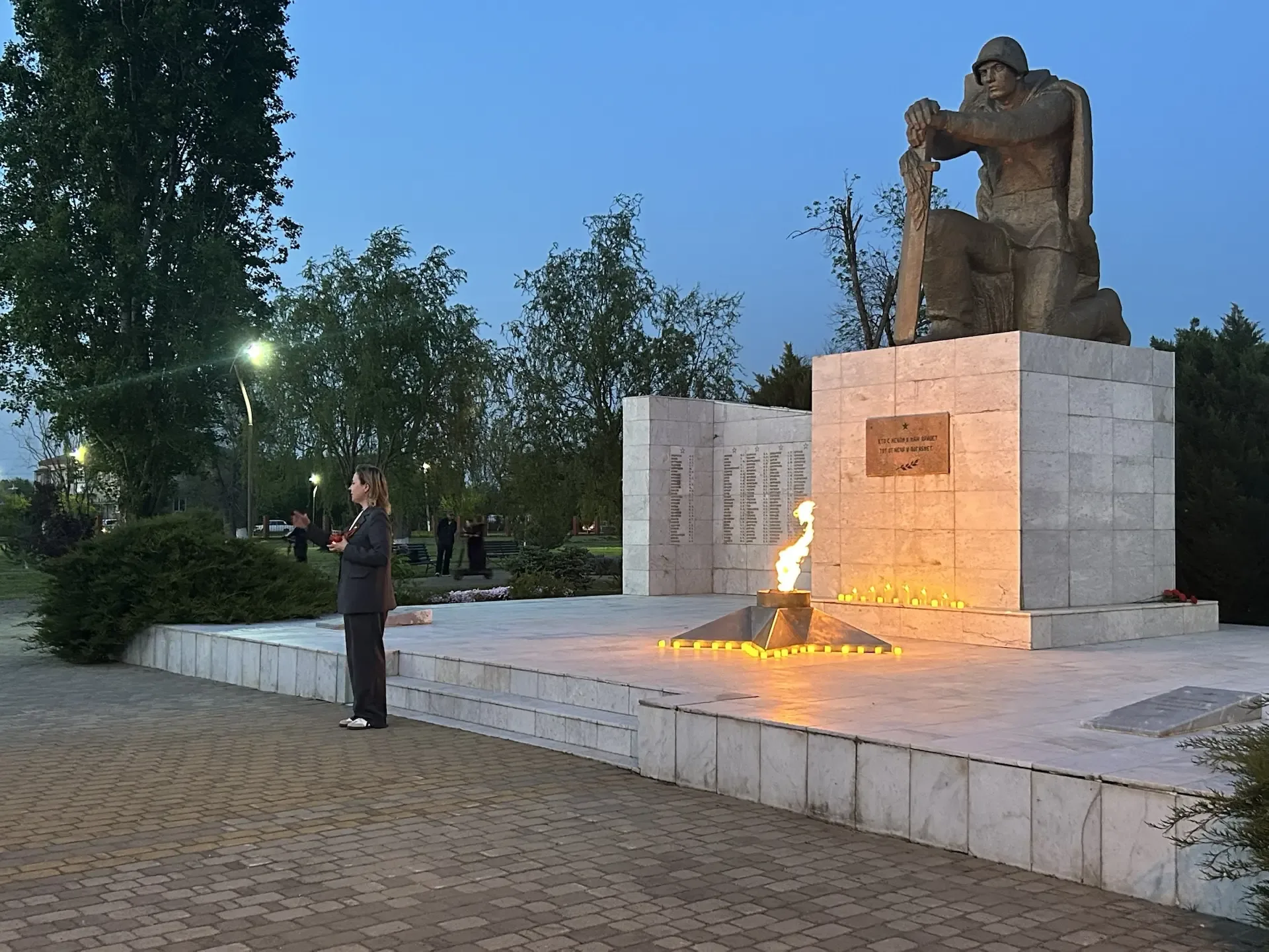 Акция «Свеча памяти» у мемориала «Вечный огонь»: помним и чтим подвиг героев  Вчера, у мемориала «Ве