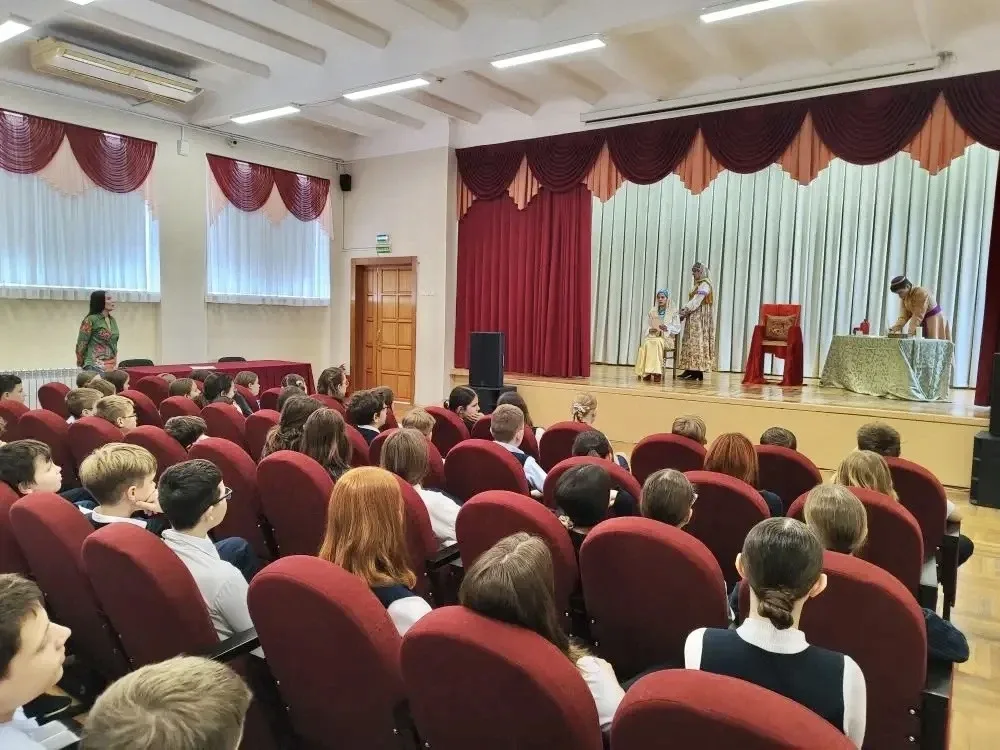 Для учащихся 5-7 классов нашей гимназии театральная студия "АРТель" подготовила небольшие постановки
