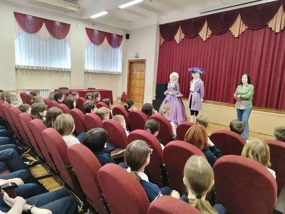 Для учащихся 5-7 классов нашей гимназии театральная студия "АРТель" подготовила небольшие постановки