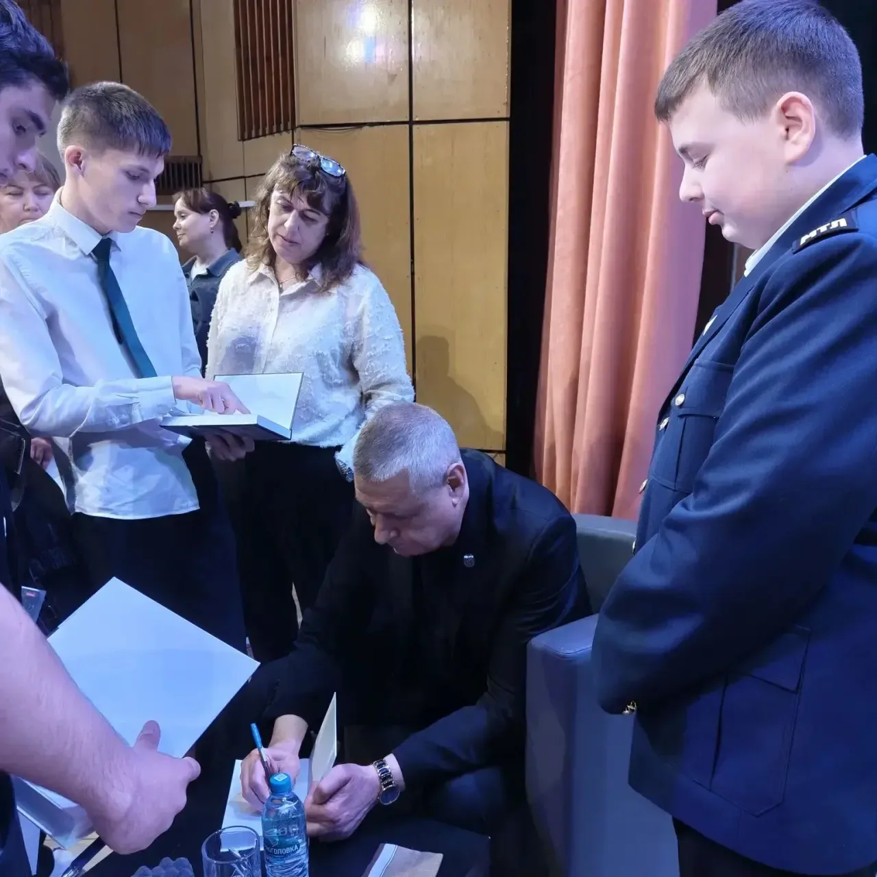 Учащиеся 8-М класса побывали на встрече с автором книги о специальной военной операции «Последний де