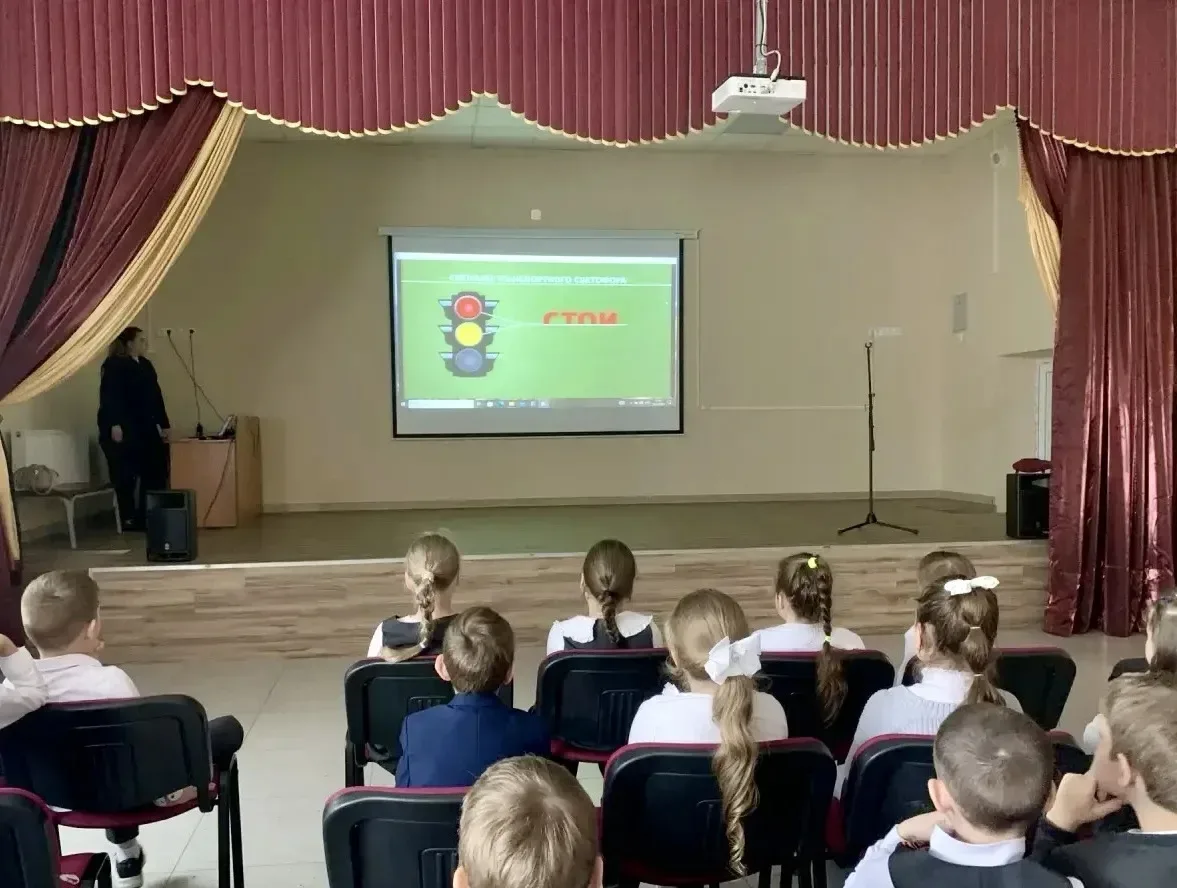 👮‍♀️Наших школьников посетила лейтенант полиции Коршунова Полина Александровна, инспектор по подгото