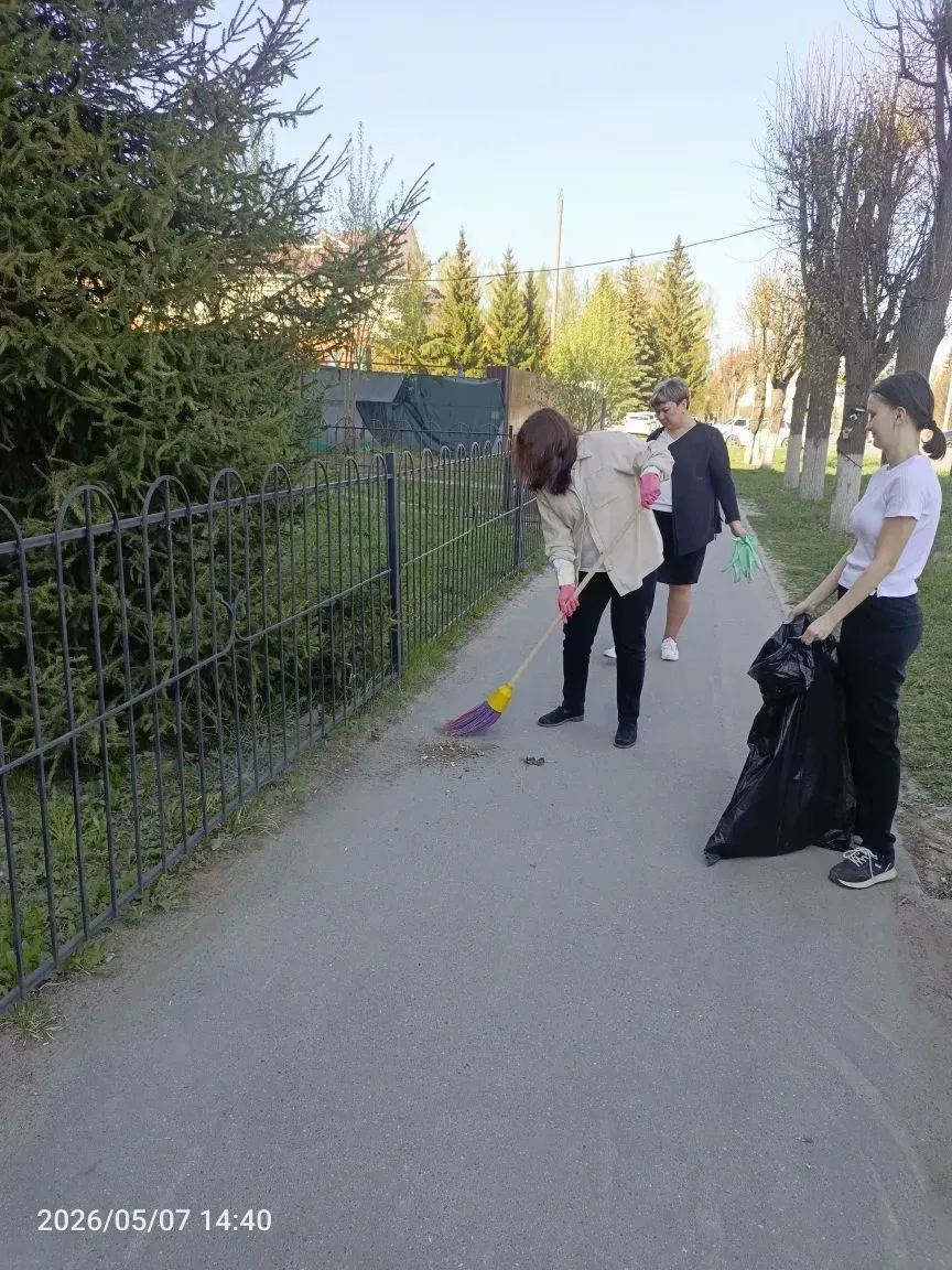 В рамках республиканского экологического месячника прошли субботники в отделениях МФЦ Чувашии  Тради