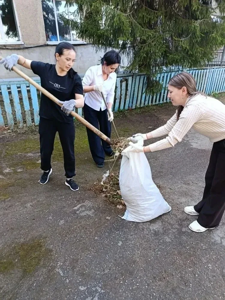 В рамках республиканского экологического месячника прошли субботники в отделениях МФЦ Чувашии  Тради