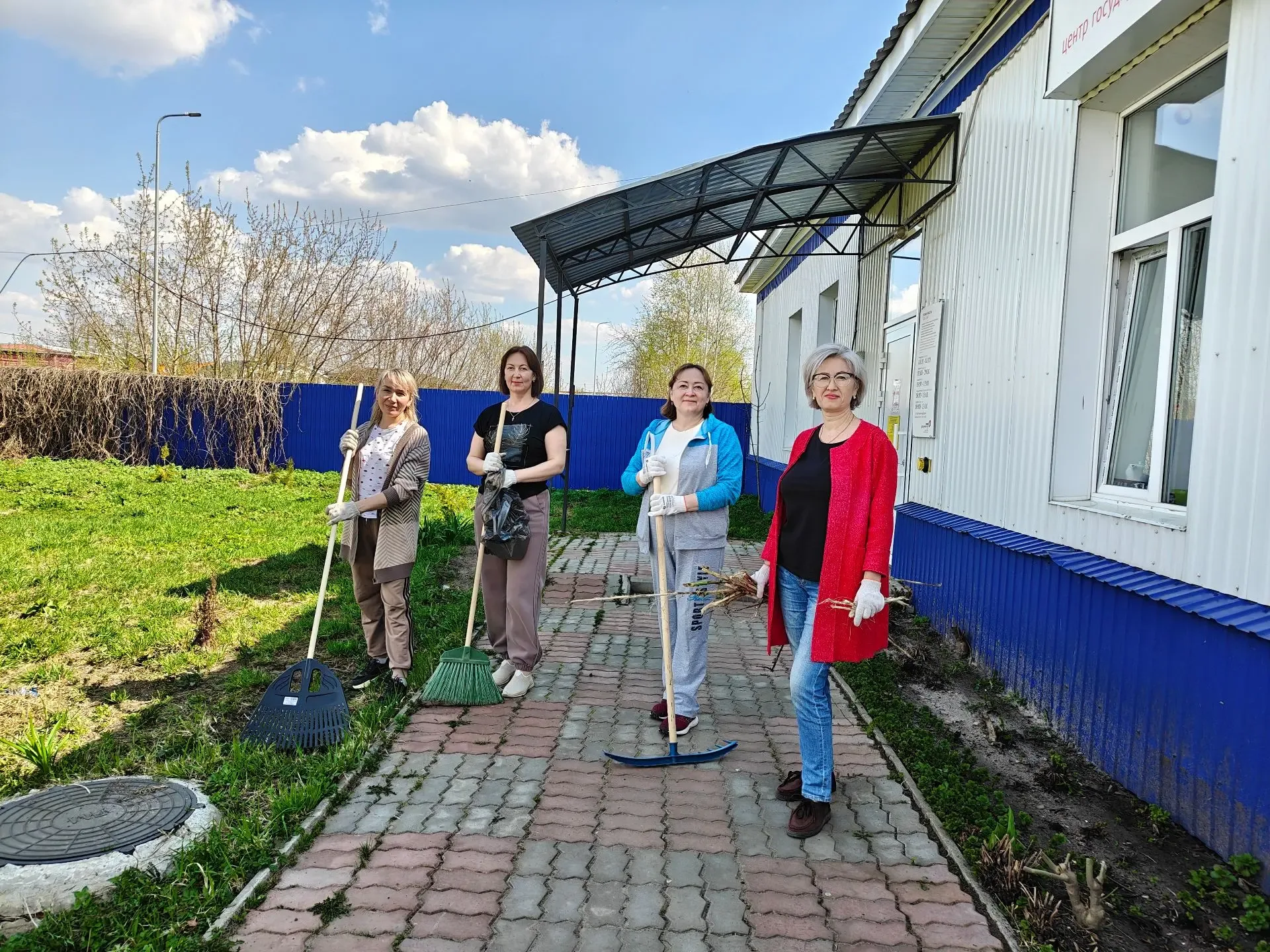 В рамках республиканского экологического месячника прошли субботники в отделениях МФЦ Чувашии  Тради