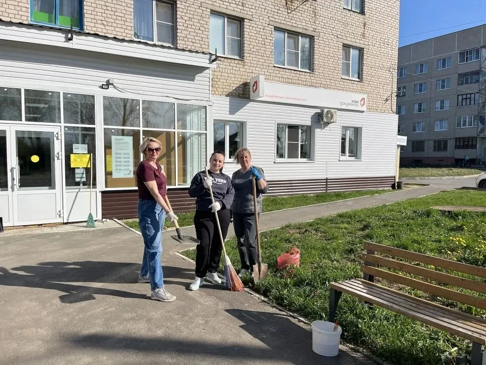 В рамках республиканского экологического месячника прошли субботники в отделениях МФЦ Чувашии  Тради