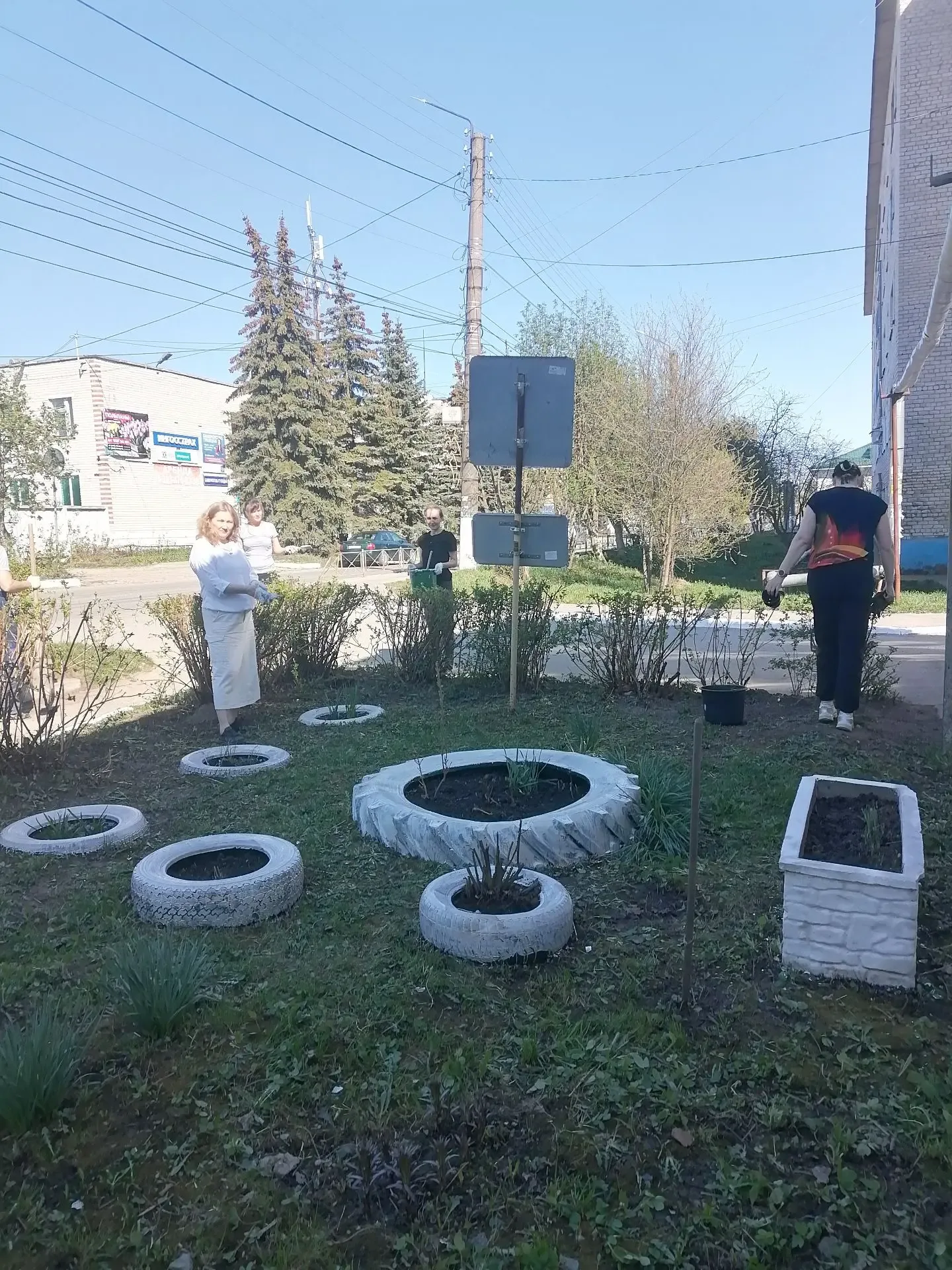 В рамках республиканского экологического месячника прошли субботники в отделениях МФЦ Чувашии  Тради