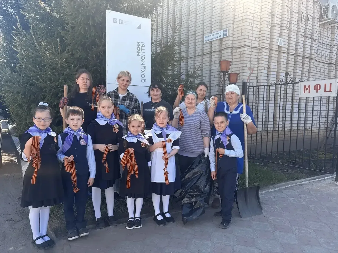 В рамках республиканского экологического месячника прошли субботники в отделениях МФЦ Чувашии  Тради
