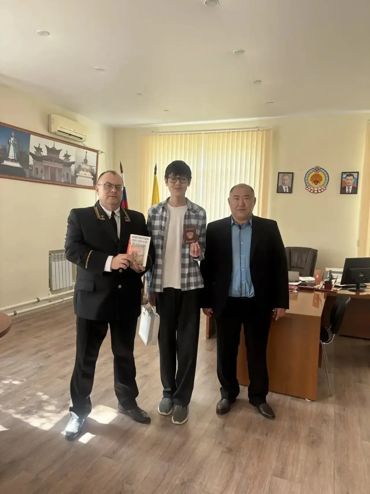 Юные жители Черноземельского района получили паспорта граждан России   В торжественных церемониях вр