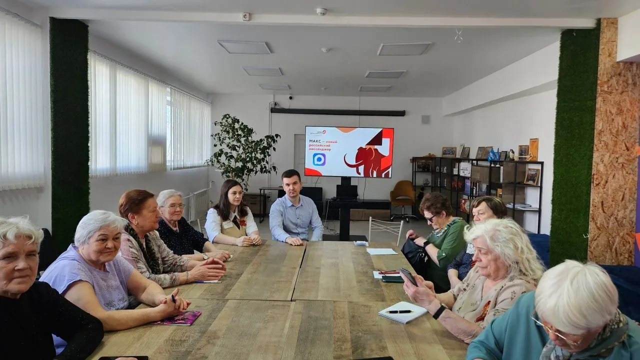 Сотрудники МФЦ Югорска помогли старшему поколению освоить современные сервисы 👍  Встреча участников 