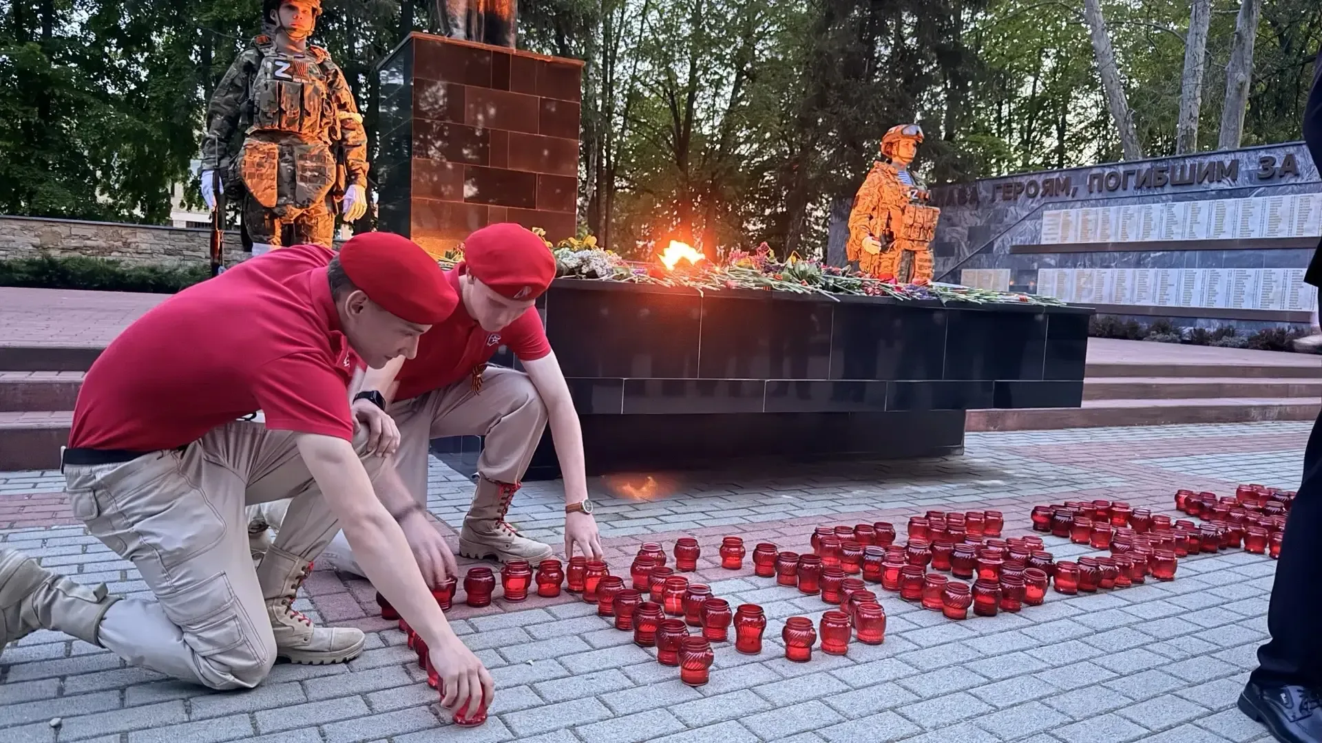 Учащиеся МАОУ СОШ №19 им. Героя России С.А. Наточего приняли участие в церемонии возложения цветов к