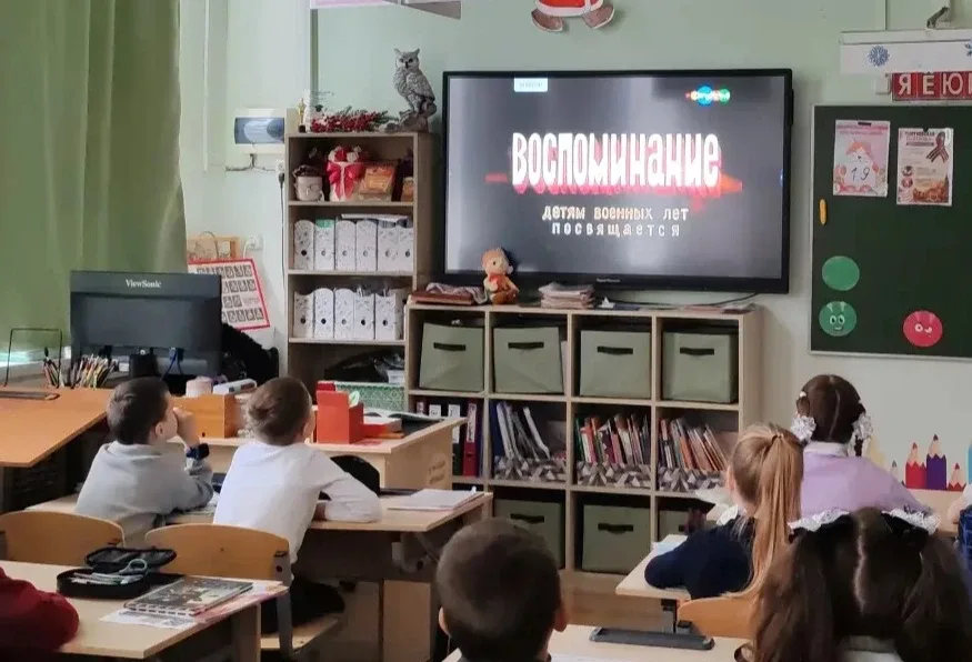 На уроке Литературного чтения ребята 1 А посмотрели советский мультфильм про войну "Воспоминание" и 