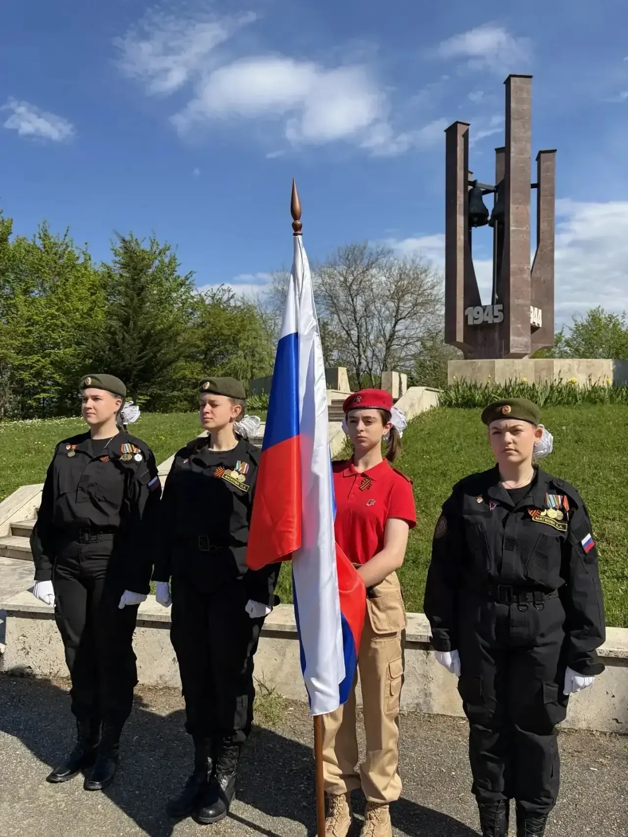 Помним, чтим, передаём память! 🕊️   8 мая наша школа с гордостью присоединилась к Всероссийской акци
