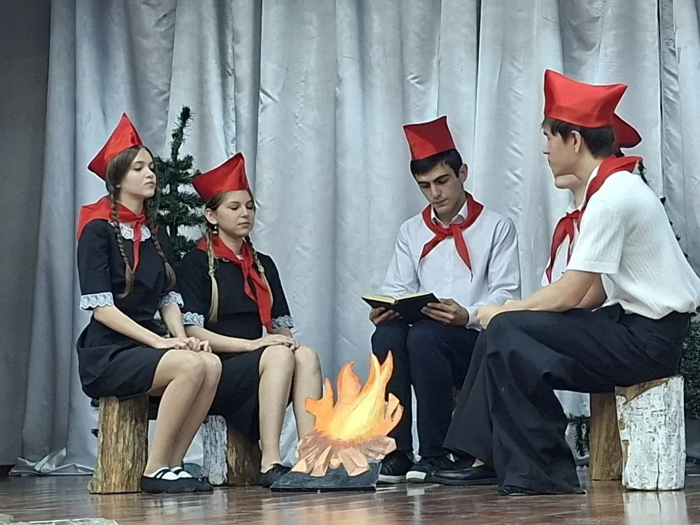 ✨ **Удивительный спектакль школьного театра «Возрождение»** ✨  Сегодня на сцене нашей школы разверну