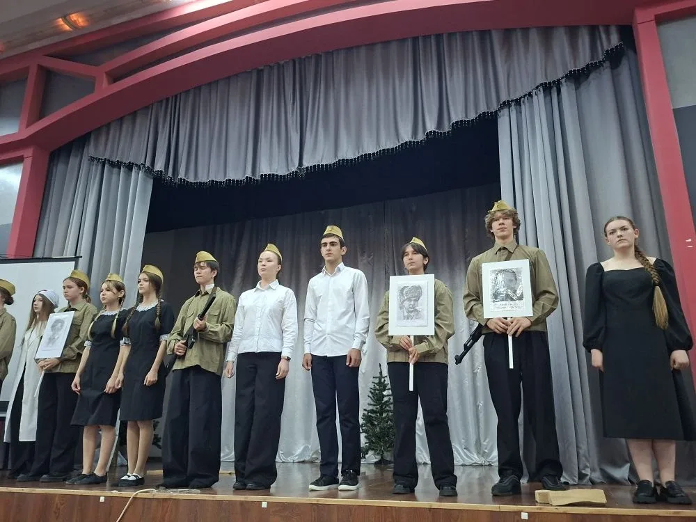 ✨ **Удивительный спектакль школьного театра «Возрождение»** ✨  Сегодня на сцене нашей школы разверну