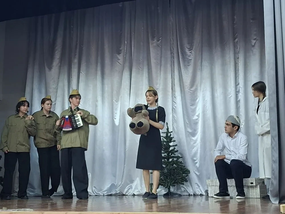 ✨ **Удивительный спектакль школьного театра «Возрождение»** ✨  Сегодня на сцене нашей школы разверну