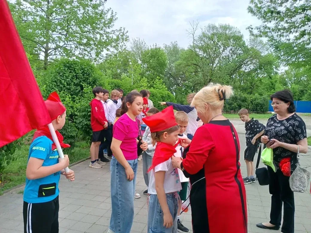 В преддверии Дня пионерии ученики школы с советником директора Чернышевой С.А. приняли участие в акц