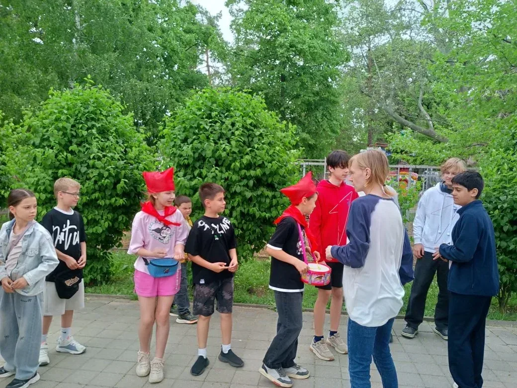 В преддверии Дня пионерии ученики школы с советником директора Чернышевой С.А. приняли участие в акц