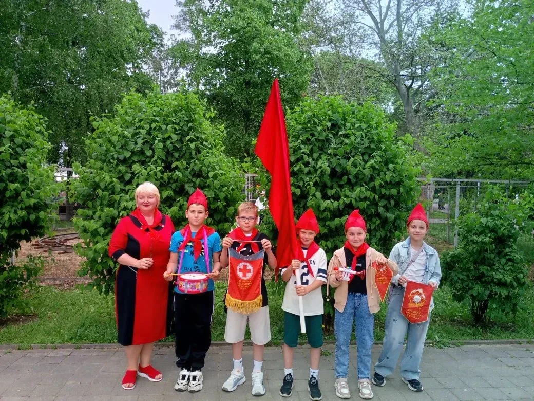 В преддверии Дня пионерии ученики школы с советником директора Чернышевой С.А. приняли участие в акц