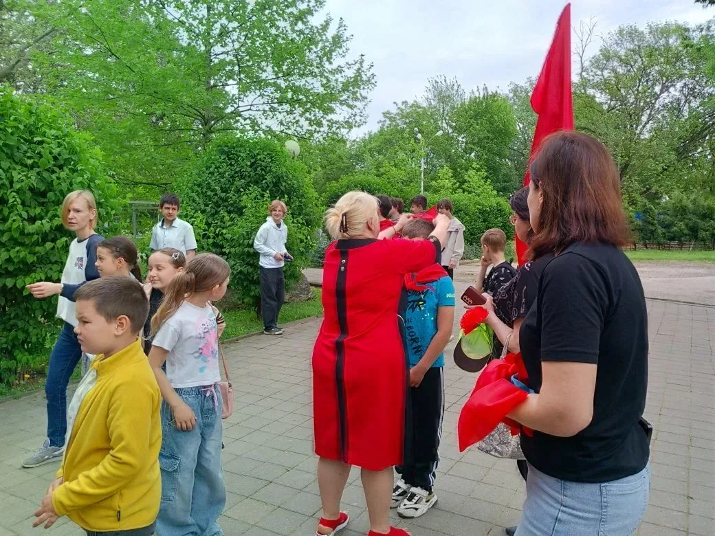 В преддверии Дня пионерии ученики школы с советником директора Чернышевой С.А. приняли участие в акц