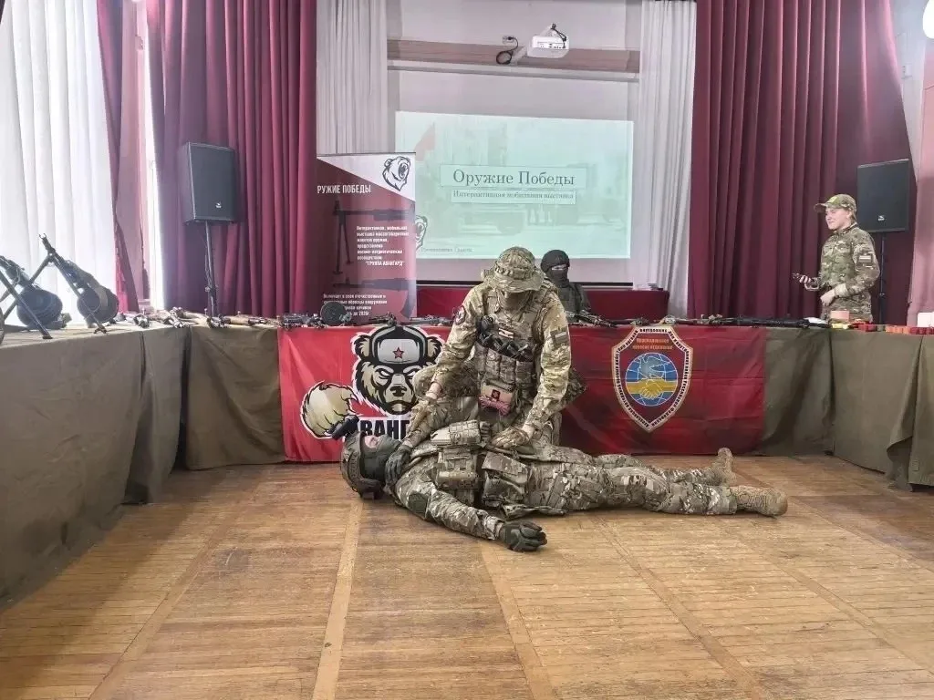 #Юнармейцы45 6 «В» класса посетили интерактивную, мобильную  выставку массогабаритных макетов оружия