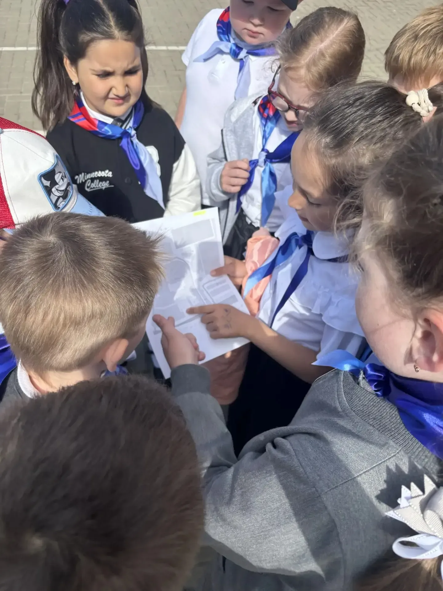 «Мы — Орлята!»  В 1 «Б» классе прошёл настоящий праздник дружбы и первых побед 🦅✨  Вот и пролетел эт