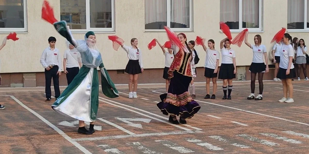 Фестиваль «От края до края, многонациональная Россия»🌟  Два дня наша школа превращалась в большую др