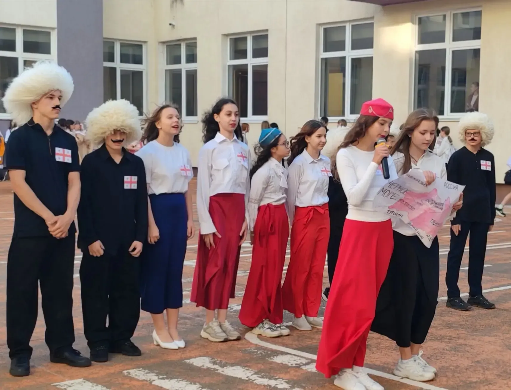 Фестиваль «От края до края, многонациональная Россия»🌟  Два дня наша школа превращалась в большую др