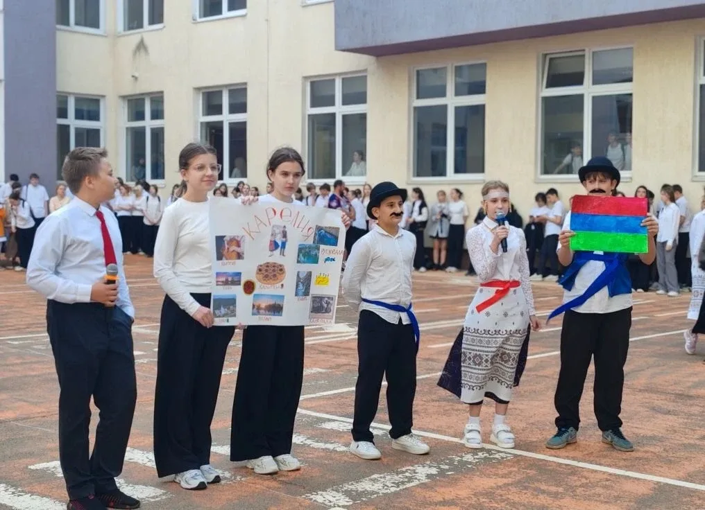 Фестиваль «От края до края, многонациональная Россия»🌟  Два дня наша школа превращалась в большую др