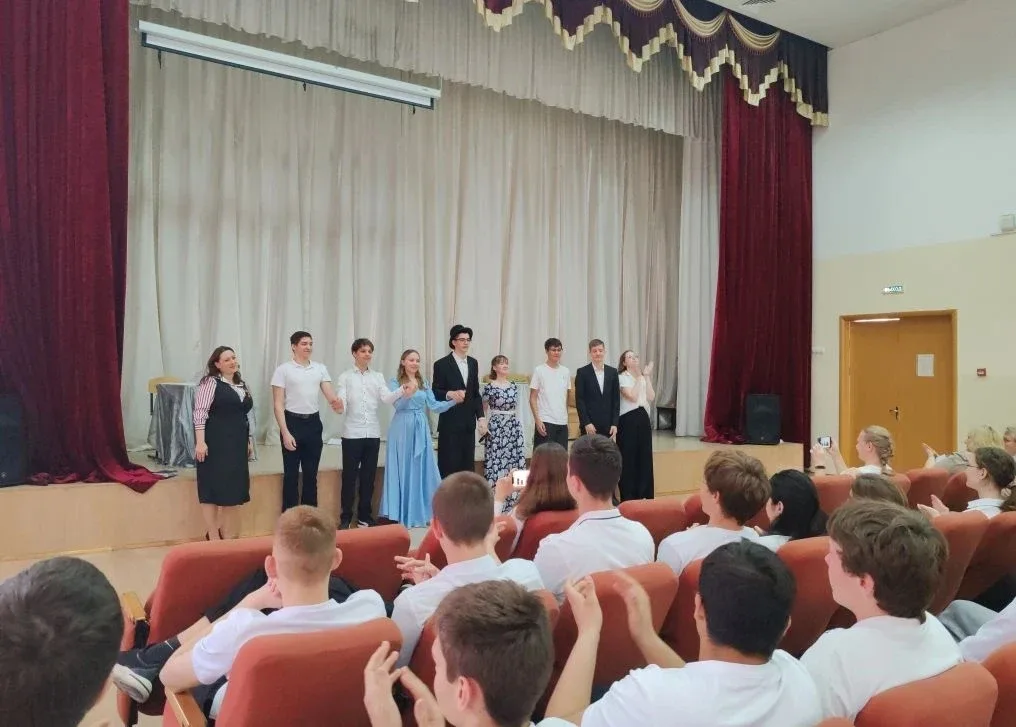 «Обломов» на школьной сцене: лень как искусство, или История одного триумфа 🎭  Актовый зал нашей шко