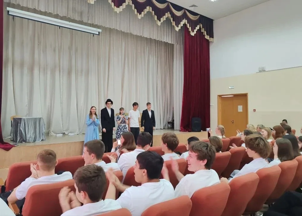 «Обломов» на школьной сцене: лень как искусство, или История одного триумфа 🎭  Актовый зал нашей шко