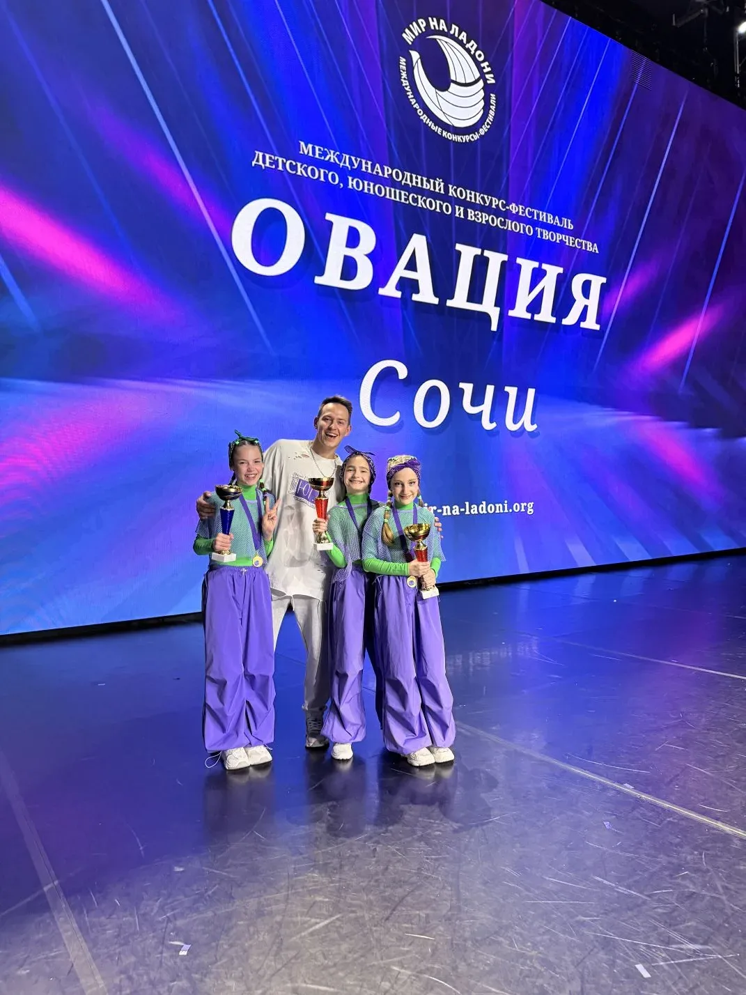 🌎У нас новости из мира танцев💫  Ученица 4 «В» класса Лавлинская Алиса в составе команды "Show making