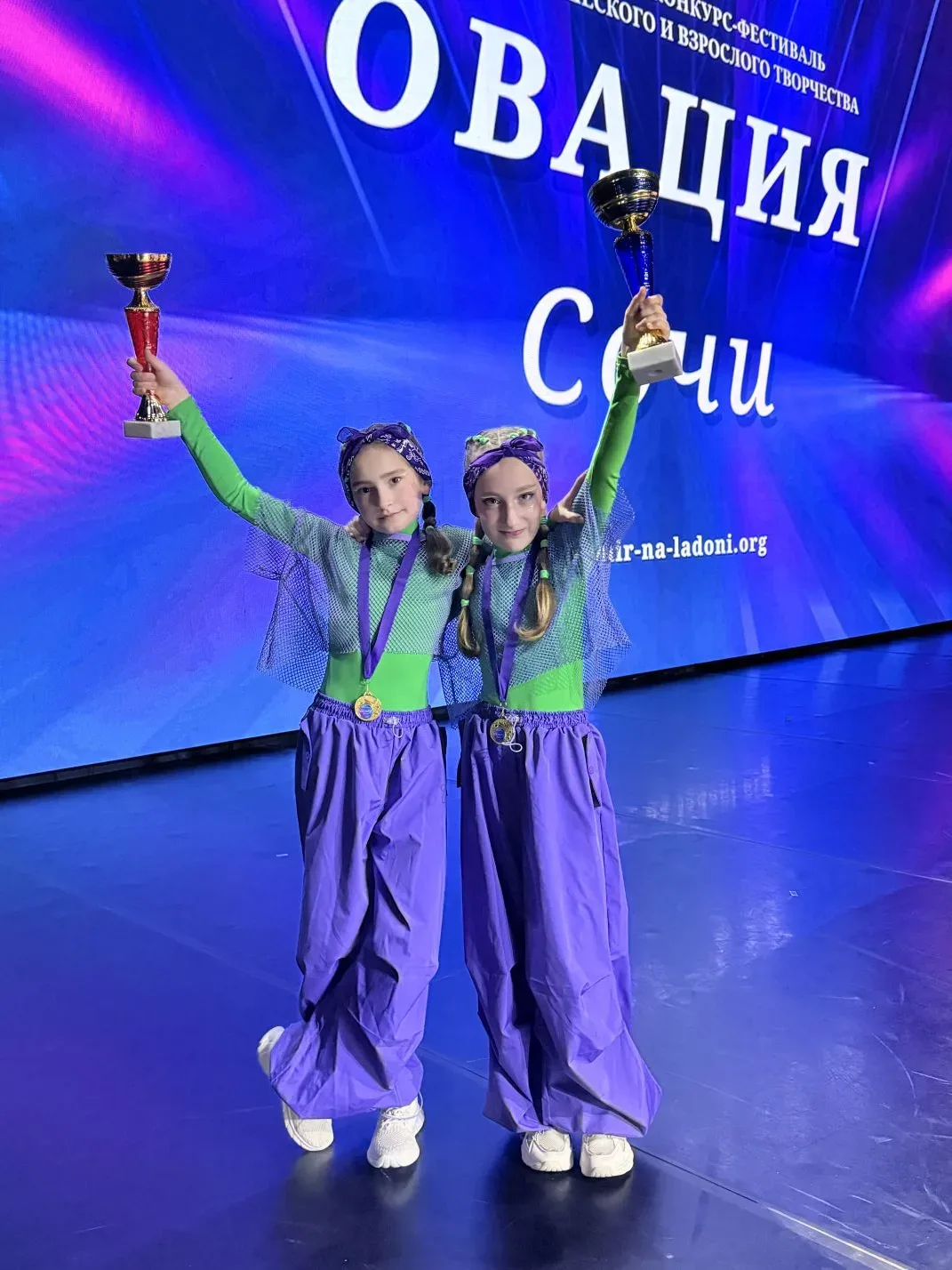 🌎У нас новости из мира танцев💫  Ученица 4 «В» класса Лавлинская Алиса в составе команды "Show making