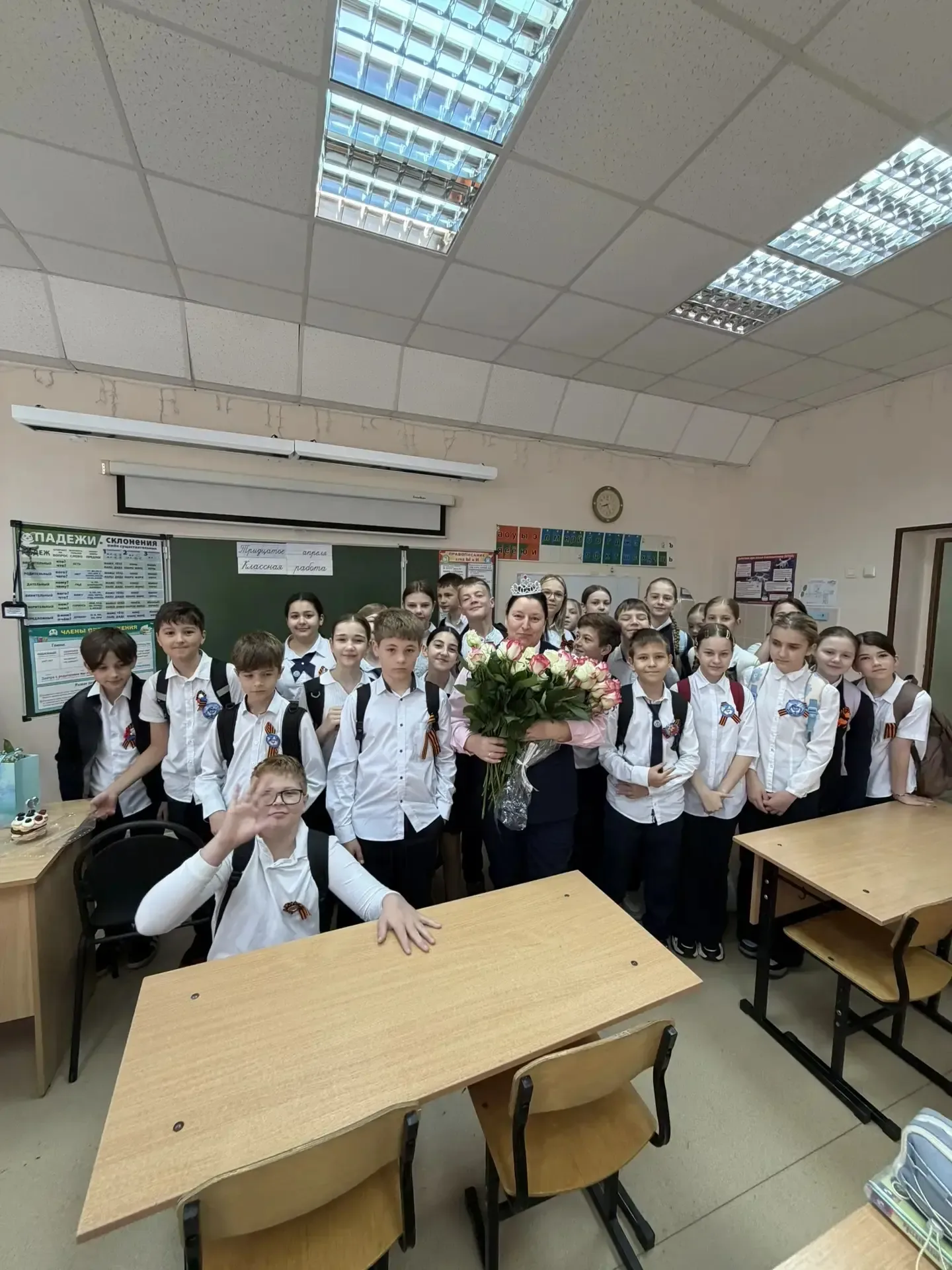 Добрый день всем☀️  А мы начинаем наш день с поздравлений🌷  Родительский коллектив и ученики 5 В поз