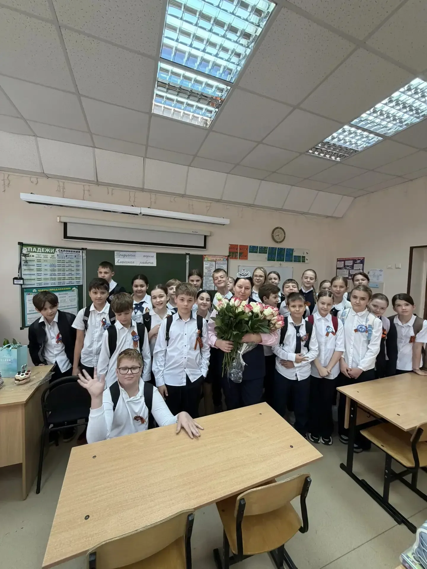 Добрый день всем☀️  А мы начинаем наш день с поздравлений🌷  Родительский коллектив и ученики 5 В поз