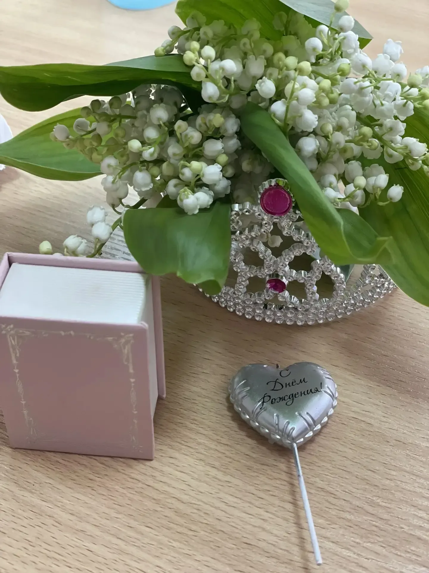 Добрый день всем☀️  А мы начинаем наш день с поздравлений🌷  Родительский коллектив и ученики 5 В поз