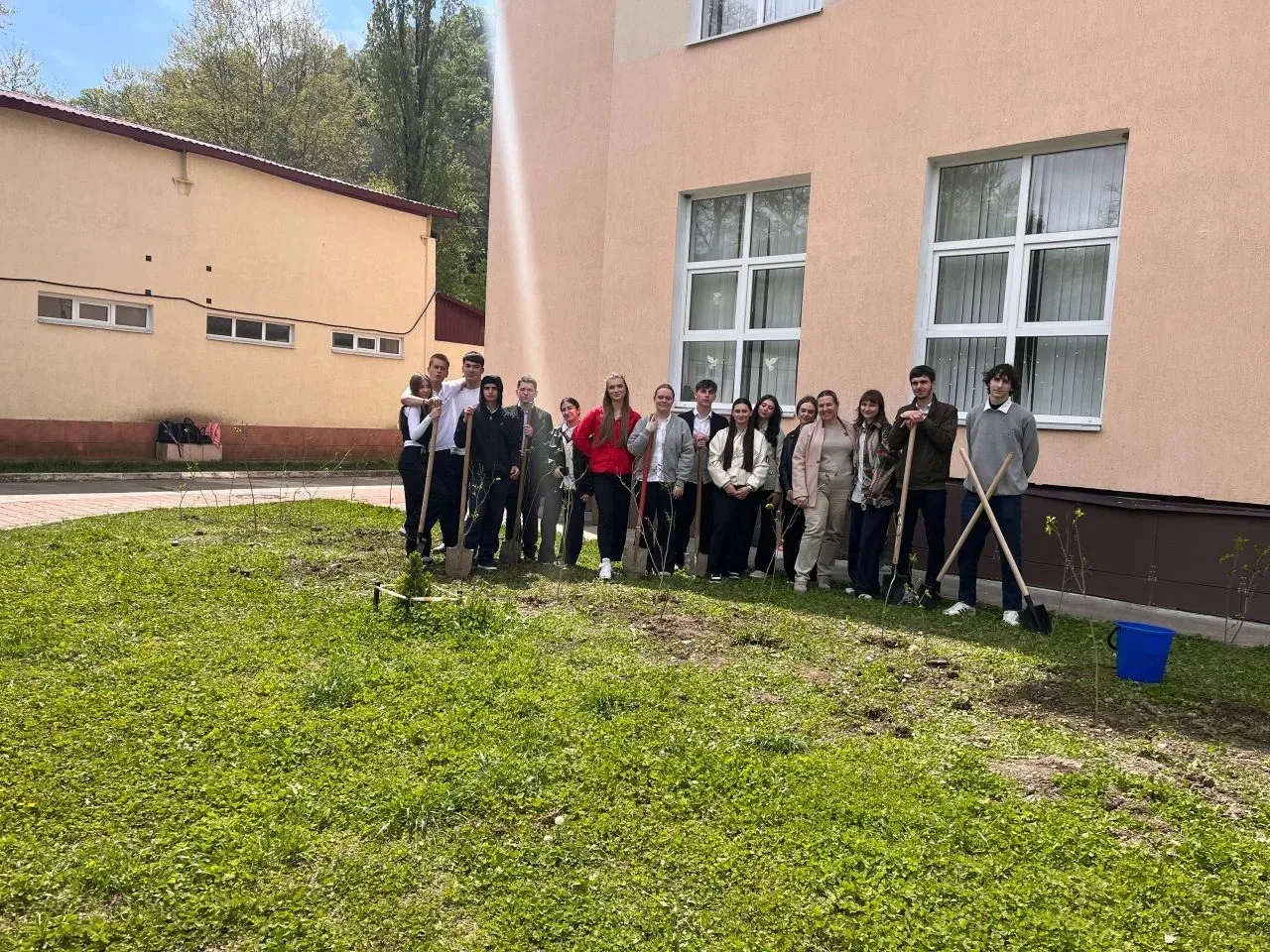 Акция "Сирень Победы": Память, Живущая в Цвету  В преддверии Дня Великой Победы учащиеся 11 "А" клас