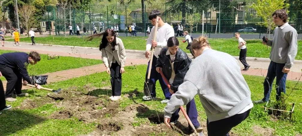 Акция "Сирень Победы": Память, Живущая в Цвету  В преддверии Дня Великой Победы учащиеся 11 "А" клас