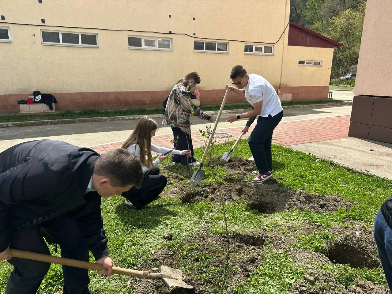 Акция "Сирень Победы": Память, Живущая в Цвету  В преддверии Дня Великой Победы учащиеся 11 "А" клас