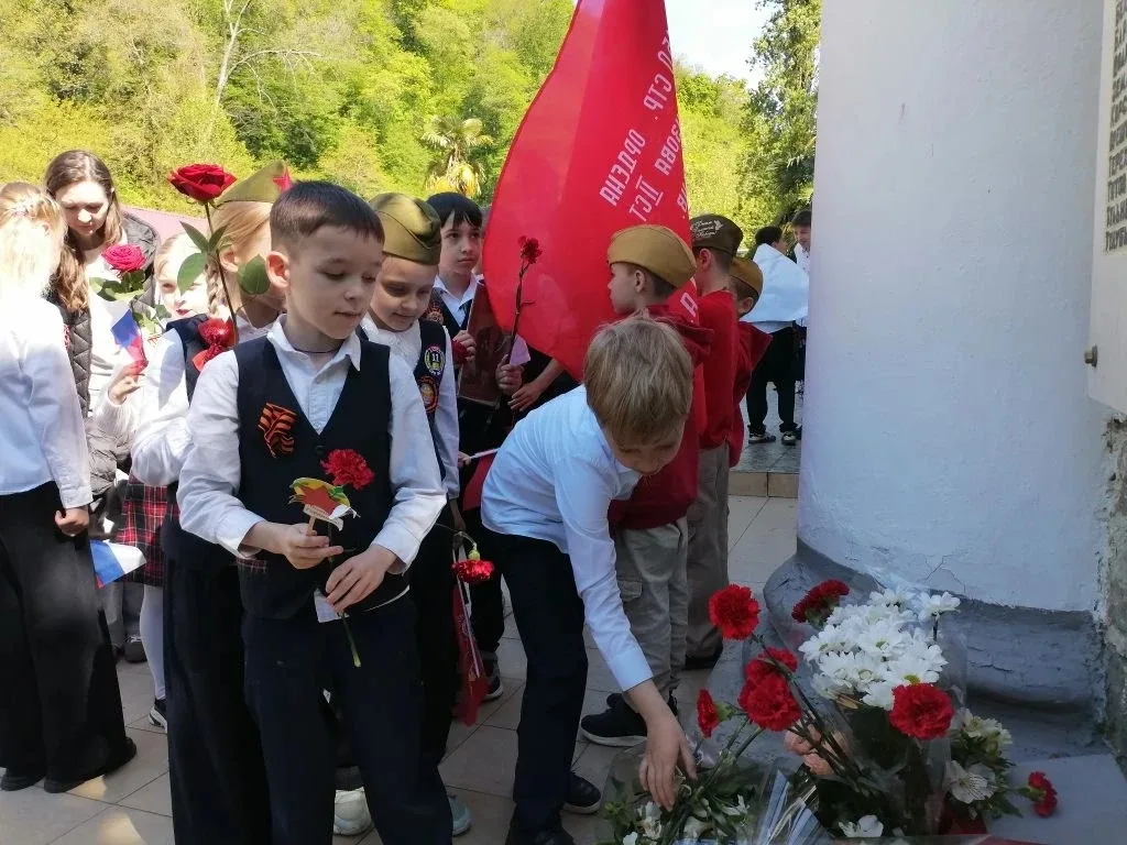 Накануне Дня великой Победы в нашей школе царила особая атмосфера. В течение дня к памятной доске, н