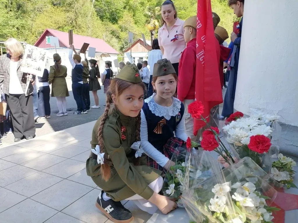 Накануне Дня великой Победы в нашей школе царила особая атмосфера. В течение дня к памятной доске, н