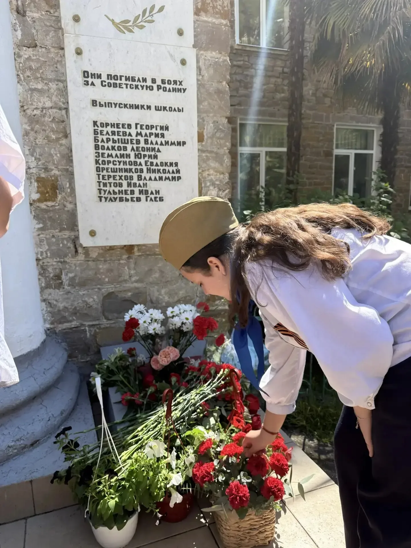 Накануне Дня великой Победы в нашей школе царила особая атмосфера. В течение дня к памятной доске, н