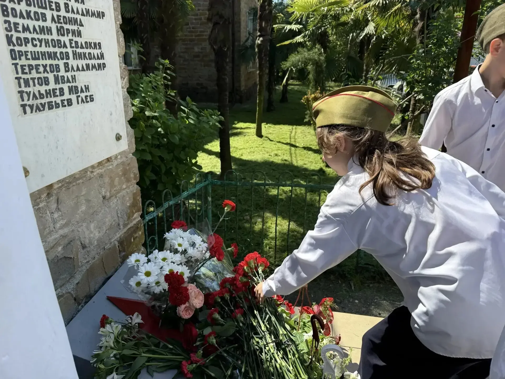 Накануне Дня великой Победы в нашей школе царила особая атмосфера. В течение дня к памятной доске, н