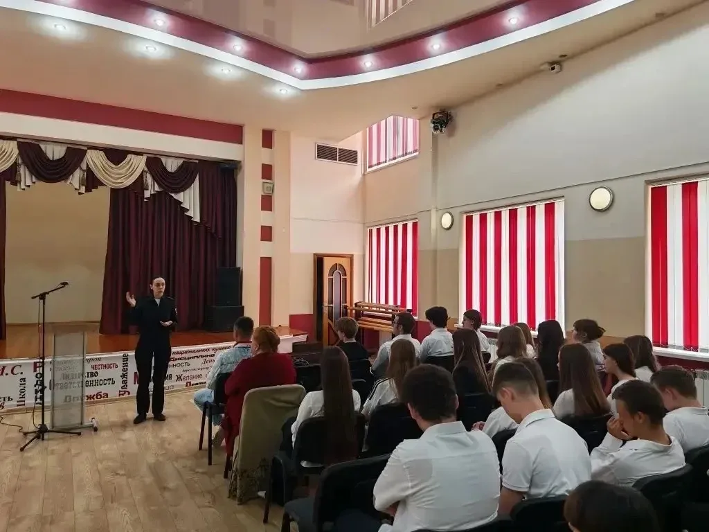 📢 Важная встреча для старшеклассников: профилактика и ответственность  В МОБУ СОШ №53 прошло масштаб