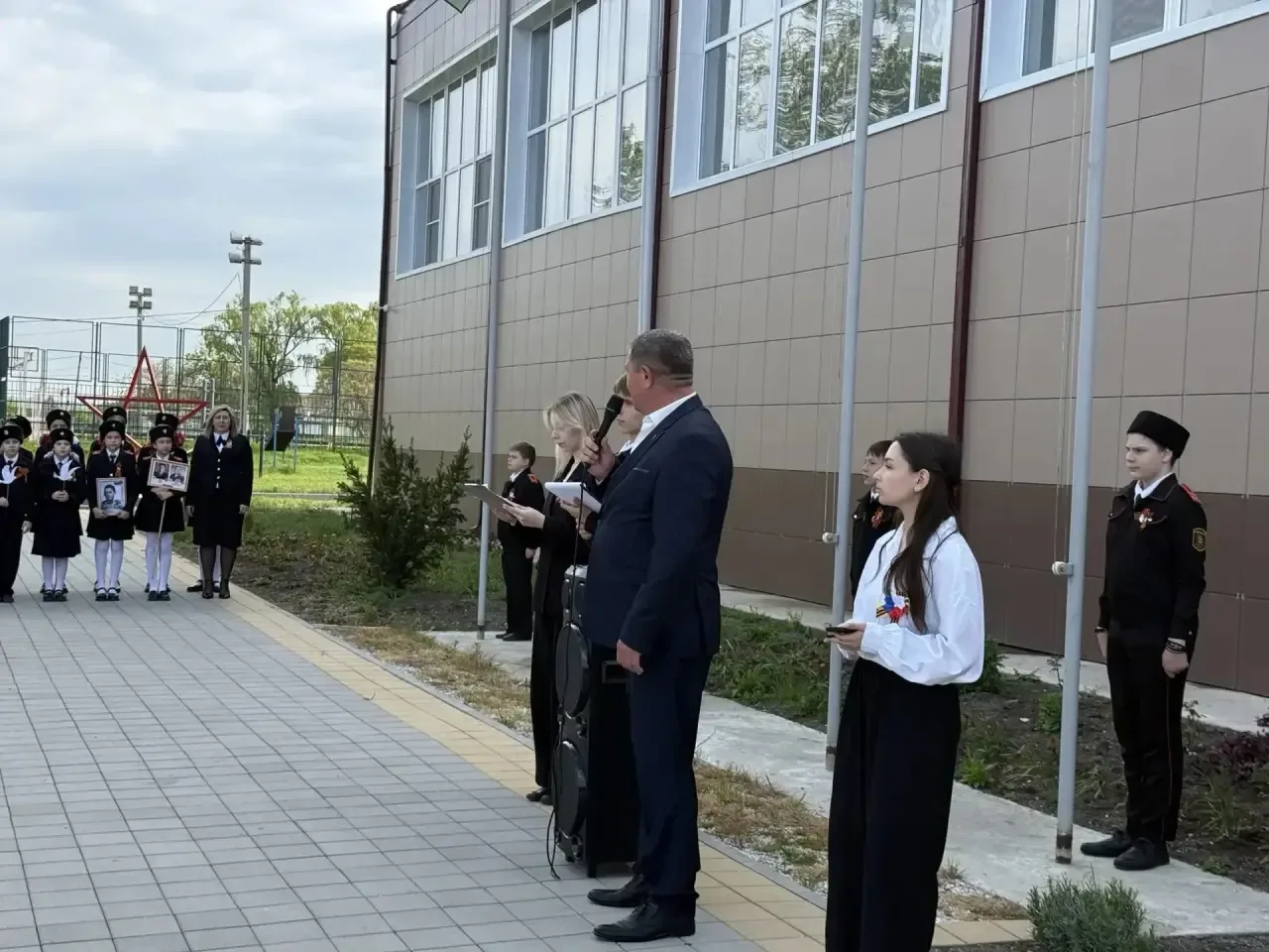 🇷🇺 В МАОУ СОШ №15 прошла торжественная линейка, посвященная 9 мая!  В честь праздника Дня Победы наш