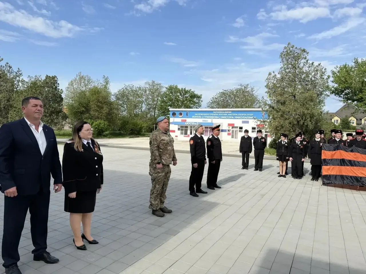 🇷🇺 В МАОУ СОШ №15 прошла торжественная линейка, посвященная 9 мая!  В честь праздника Дня Победы наш