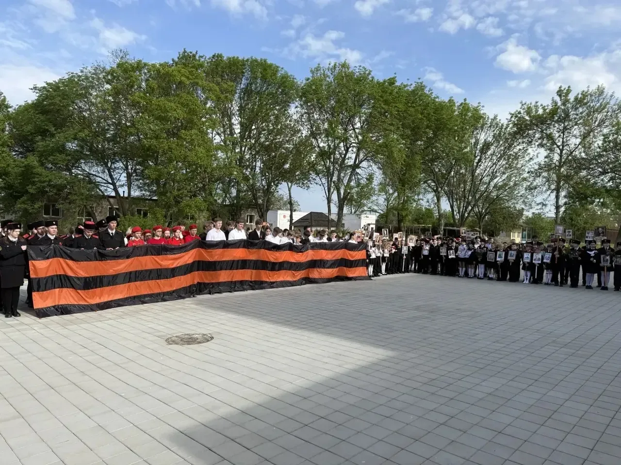 🇷🇺 В МАОУ СОШ №15 прошла торжественная линейка, посвященная 9 мая!  В честь праздника Дня Победы наш